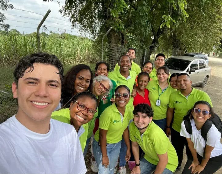 Fundación Súmate Nuevos Comienzos team on the ground